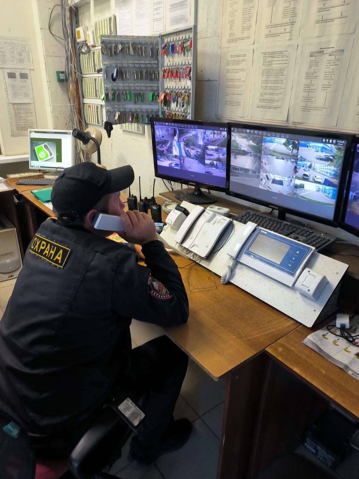 Охрана входа в современный бизнес-центр