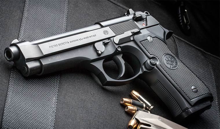 Служебное оружие на стойке