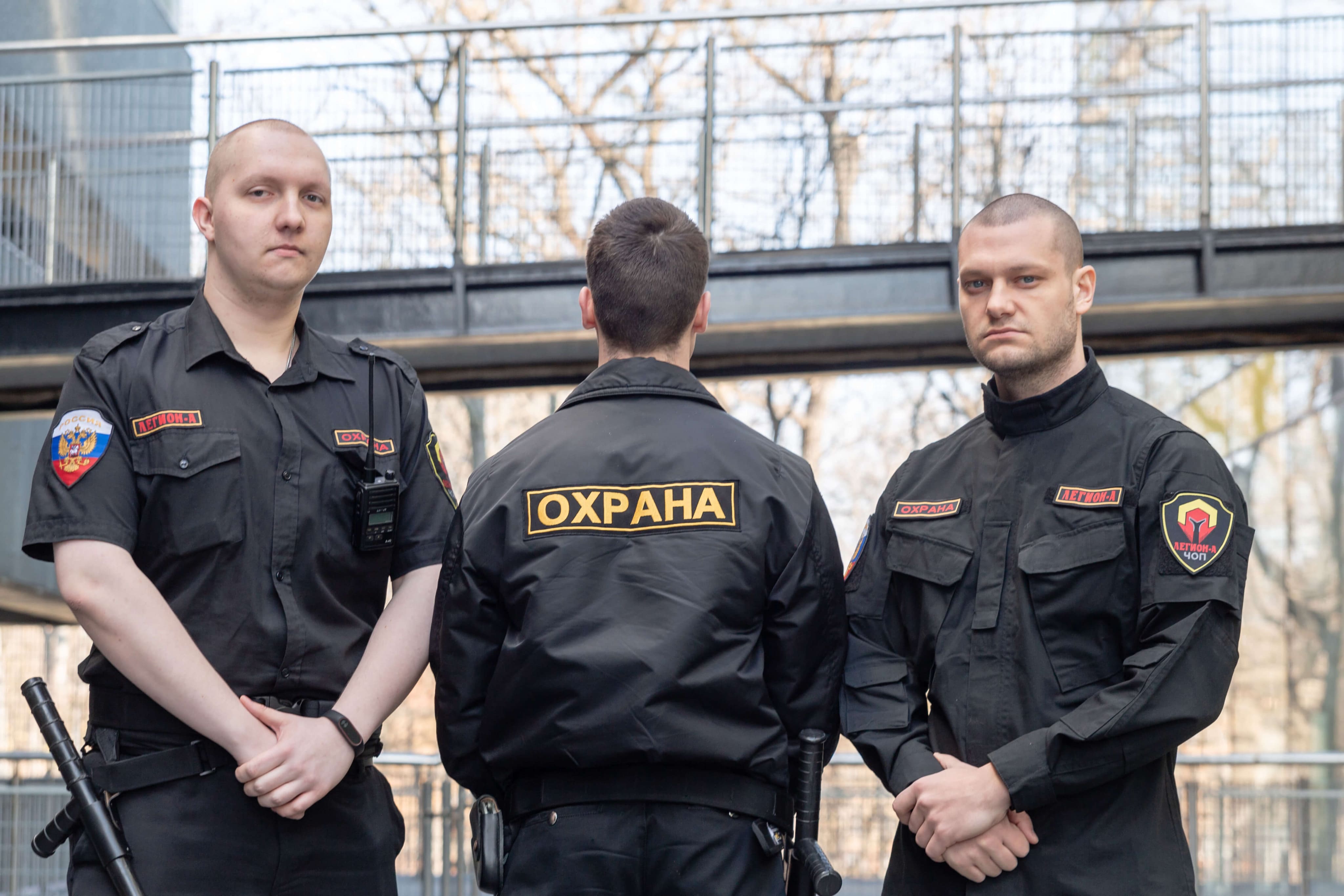 Сотрудник охраны в форме